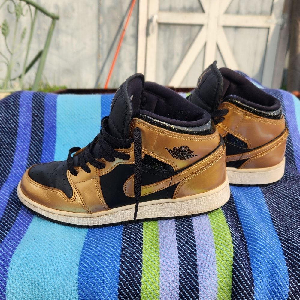 Nike Air Jordan 1 Mid SE GS Black Metallic Gold 7Y